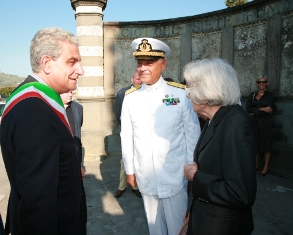 Il Sindaco di Pescia ________saluta la Signora Birindelli. 